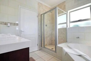 Kombination af bruser/badekar, hårtørrer, håndklæder, Sæbe