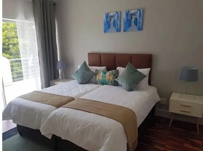 6 bedrooms, desk, iron/ironing board, free WiFi - Prestigious Villa (Cape Town)