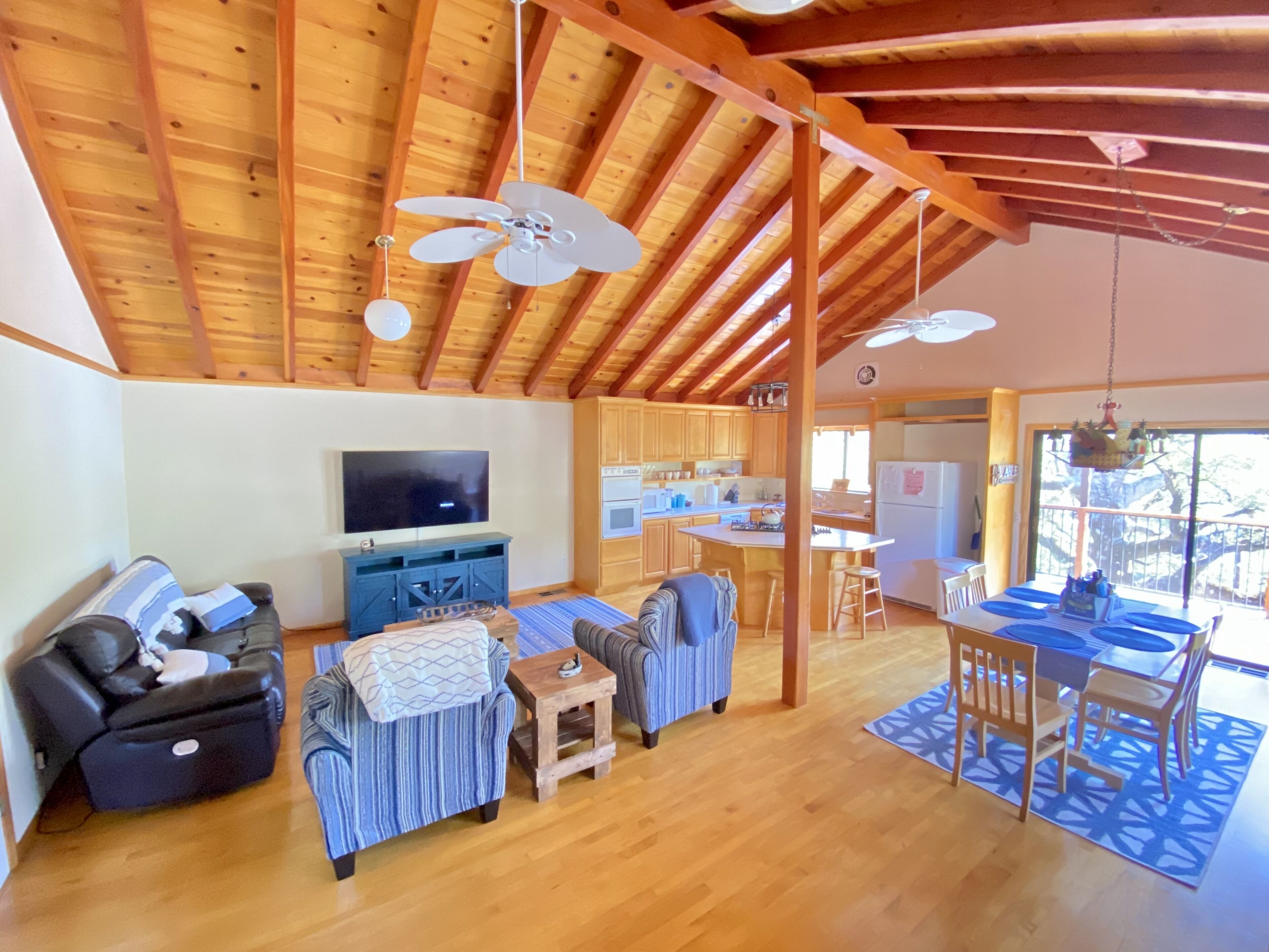 Cabin in Willow Cove w/ boat slip --- 3 min walk to water!