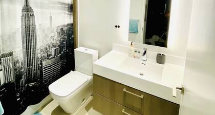 50th Floor Luxury Yorkville Condo w Free Parking