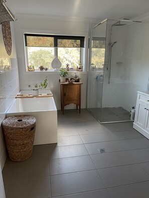 Baignoire, serviettes fournies, savon, shampooing