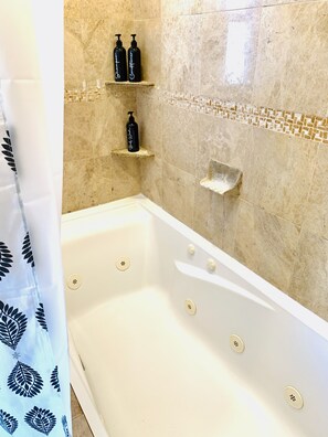 シャワー付き浴槽、ジェットバス、ヘアドライヤー、タオル