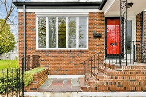 Exterior detail - Modern 3BR with free parking near Revere Beach!! (Revere)