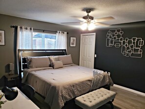 4 chambres, bureau, fer et planche à repasser, lit de bébé portatif