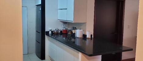 Jääkaappi, mikroaaltouuni, uuni, liesi