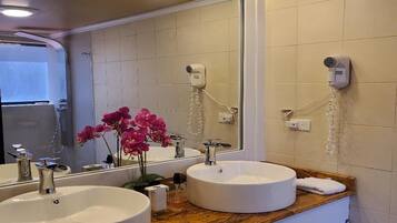 Ducha, secador de pelo, toallas y jabón