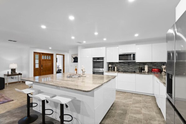 Fridge, microwave, oven, stovetop - Luxury Villa with Heated Saltwater Pool & Spa, Mini Golf, BBQ, 5 Mins to Beach (Largo)