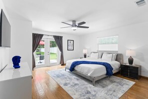 8 bedrooms, iron/ironing board, travel cot, free WiFi - Luxury Villa with Heated Saltwater Pool & Spa, Mini Golf, BBQ, 5 Mins to Beach (Largo)