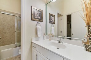 Bañera con ducha, secador de pelo, toallas, jabón