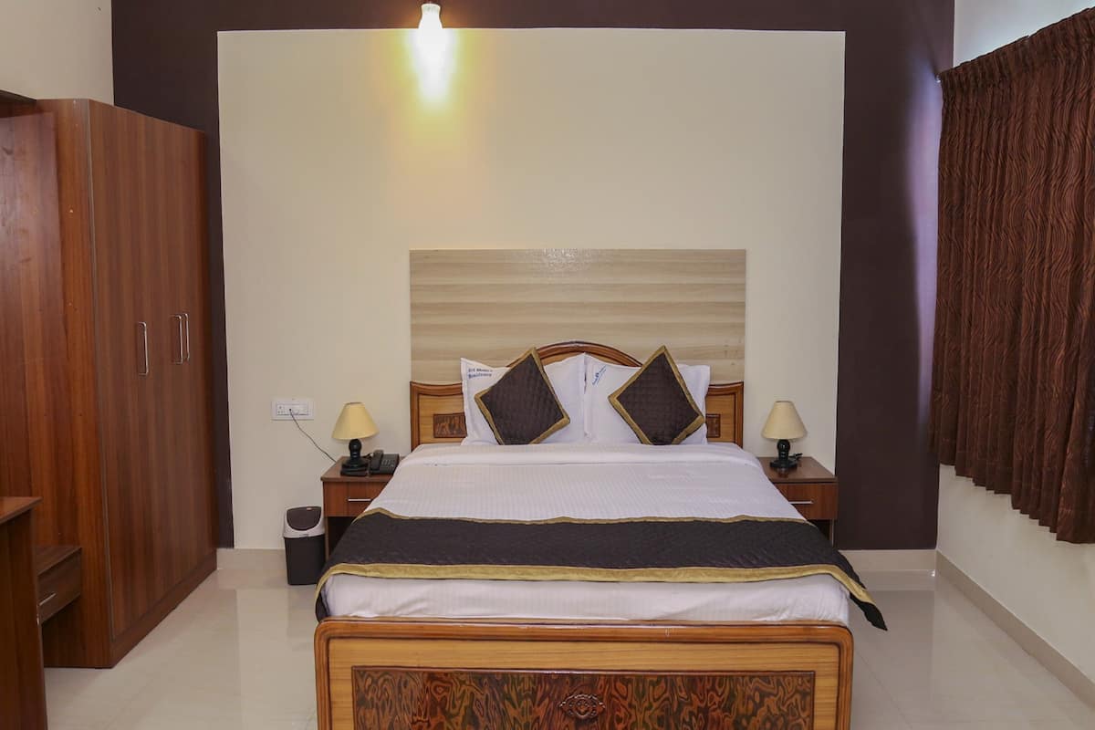 deluxe room | egyptian cotton sheets, premium bedding, desk, free wifi