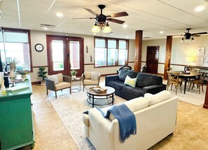 Smart TV, books - Waterfront Lake Suite in the Shoals (Muscle Shoals)