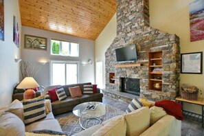 Smart TV, fireplace