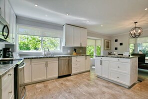 Fridge, microwave, oven, stovetop - Blue Mountain Chalet (Bluemountain)