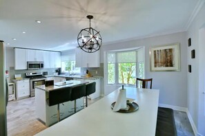 Fridge, microwave, oven, stovetop - Blue Mountain Chalet (Bluemountain)