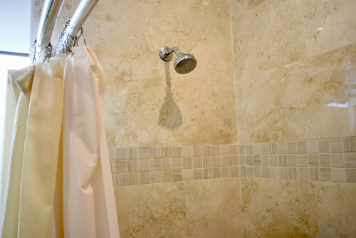 1Bdrm, A/C, Wi-Fi, Washer & Dryer - Spacious Apt