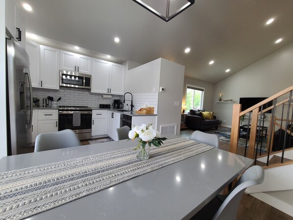 Refrigerador, microondas, horno y parrilla de estufa 