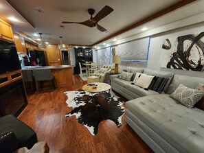 Smart TV, fireplace