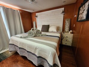 2 bedrooms, desk, free WiFi, bed sheets - Ocean views! <br>No regrets (Key West)