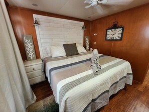 2 bedrooms, desk, free WiFi, bed sheets