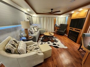 智能电视、壁炉