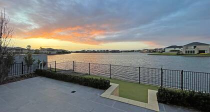 Luxury Waterfront SpaciousHouse Lakeview