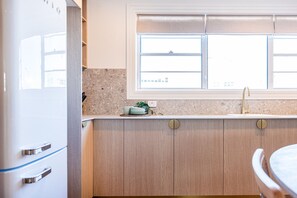 Oven, dishwasher, coffee/tea maker, electric kettle