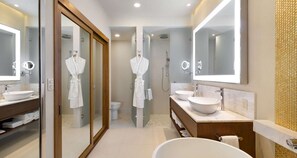 Ducha, bañera de hidromasaje, bidet, toallas