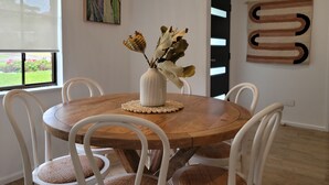 Dining - Coastal 3BR Home near gorgeous beaches (Port Macquarie)