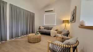 Smart TV, stereo - Coastal 3BR Home near gorgeous beaches (Port Macquarie)