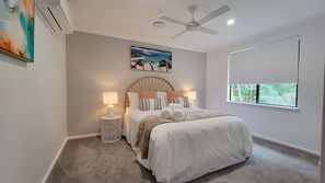 3 bedrooms, iron/ironing board, free WiFi, bed sheets - Coastal 3BR Home near gorgeous beaches (Port Macquarie)