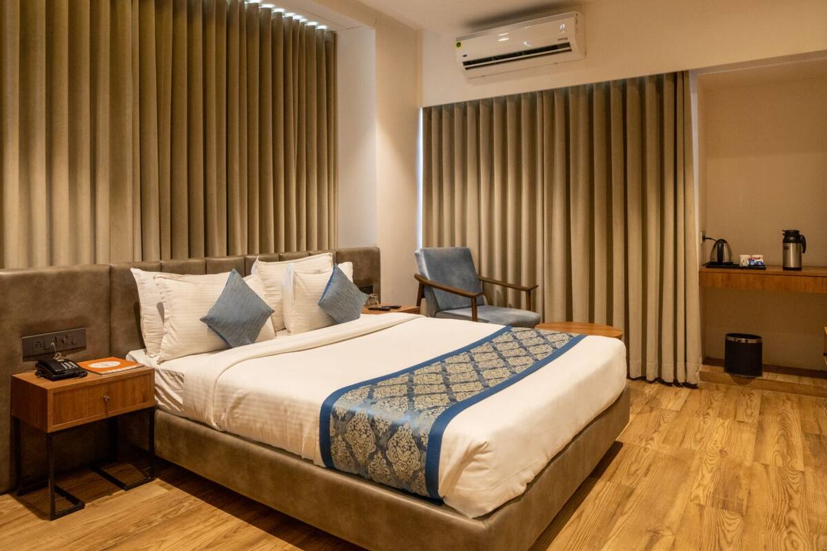 Habitación de lujo | Escritorio, insonorización y tabla de planchar con plancha