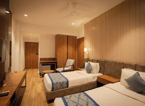 Habitación Deluxe | Escritorio, insonorización y tabla de planchar con plancha