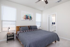 3 bedrooms, desk, iron/ironing board, WiFi - Austin Home · Corporate Spacious Luxury Housing (Austin)