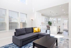 TV, offices - Austin Home · Corporate Spacious Luxury Housing (Austin)