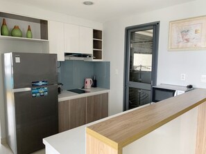 Kühlschrank, Mikrowelle, Wasserkocher, Kochgeschirr/Geschirr/Besteck