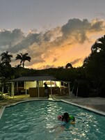 Una piscina al aire libre