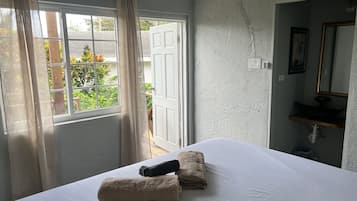 Kahden hengen comfort-huone | Ylelliset vuodevaatteet, memory foam -patjalliset sängyt