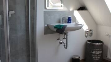 Douche, sèche-cheveux, serviettes fournies, savon