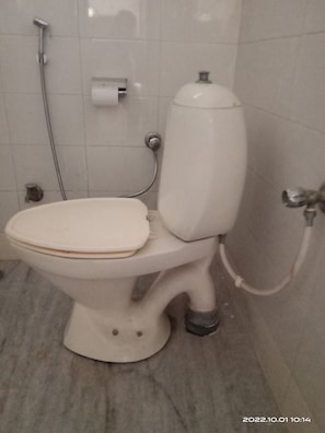 Bruser, hjemmesko, bidet, håndklæder