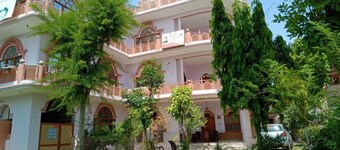 Lush Green Vintage Villa