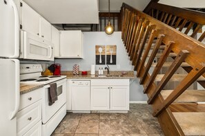 Frigorifero, microonde, forno, piano cottura