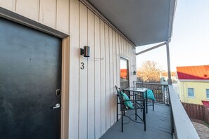 Outdoor dining - Mt. Adams 1BR Great Location! Steps from Monastery (Cincinnati)