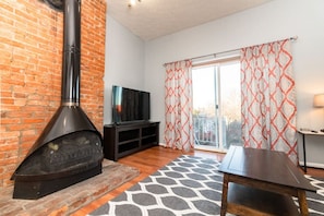 Smart TV, fireplace