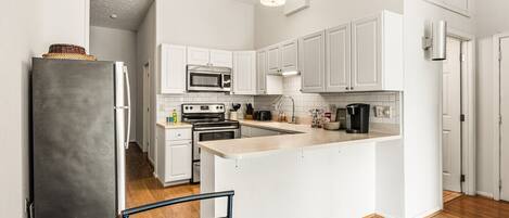 Een microgolfoven, een oven, een kookplaat, een vaatwasser