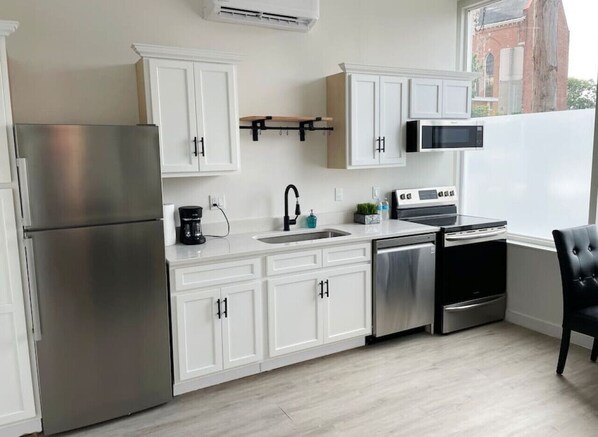 Refrigerador, microondas, horno y parrilla de estufa 