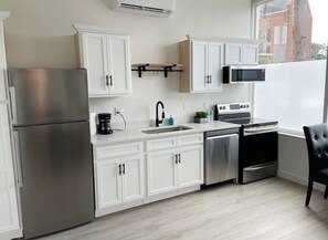 冷蔵庫、電子レンジ、オーブン、コンロ