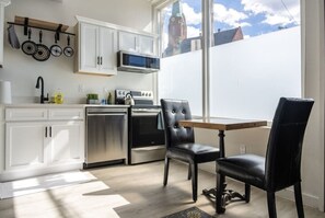 冷蔵庫、電子レンジ、オーブン、コンロ