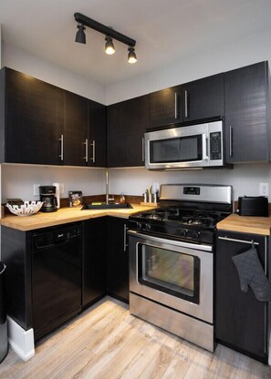 Frigorifero, microonde, forno, piano cottura