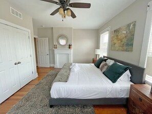 2 bedrooms, desk, iron/ironing board, free WiFi - Beams of natural light in a walkable 2-bdrm condo (Cincinnati)