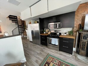 Fridge, microwave, oven, stovetop - Beams of natural light in a walkable 2-bdrm condo (Cincinnati)